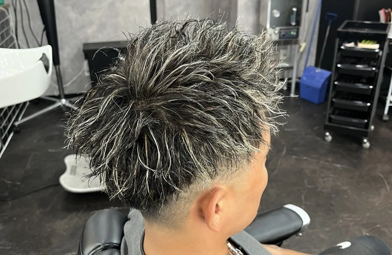 大人の遊び心を引き出す新しいヘアスタイル